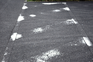 標識隠れてるじゃん！　ペイント消えてるし！　「交通違反したのは道路側の問題じゃない？」の場合「ドライバーの責任」はどうなる？