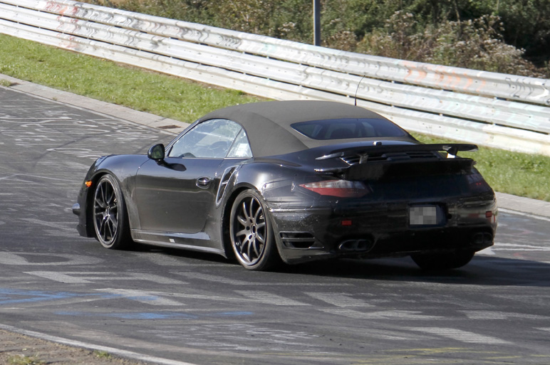 新911ターボカブリオレ テスト風景…幌に注目