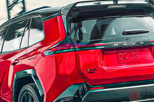 7年ぶり全面刷新！ トヨタ新型「RAV4」がスゴイ！ 全長4.6m級の「ちょうどいいサイズ」採用＆スポーティな「高性能モデル」も用意の「6代目」が販売店でも話題に