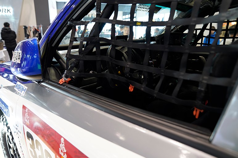 ダカールラリーで市販車部門6連勝中のランクル200も展示される - 東京オートサロン