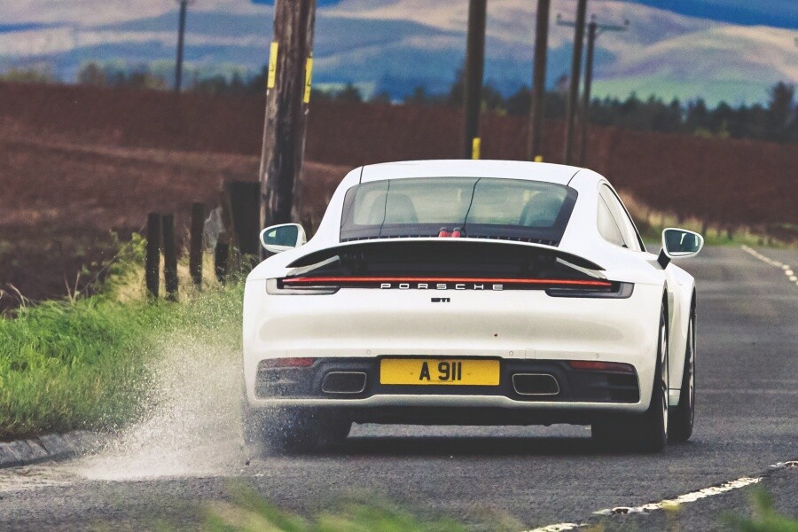 【一般道にフィットするカレラ】ポルシェ911　英国のA911号とB992号を走る　後編