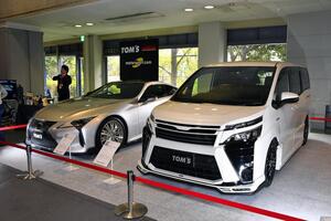 レーシーさ満点のトムスLC500&ヴォクシー！　スーパーGTで培ったレーシングテクノロジーを採用【大阪オートメッセ2020】