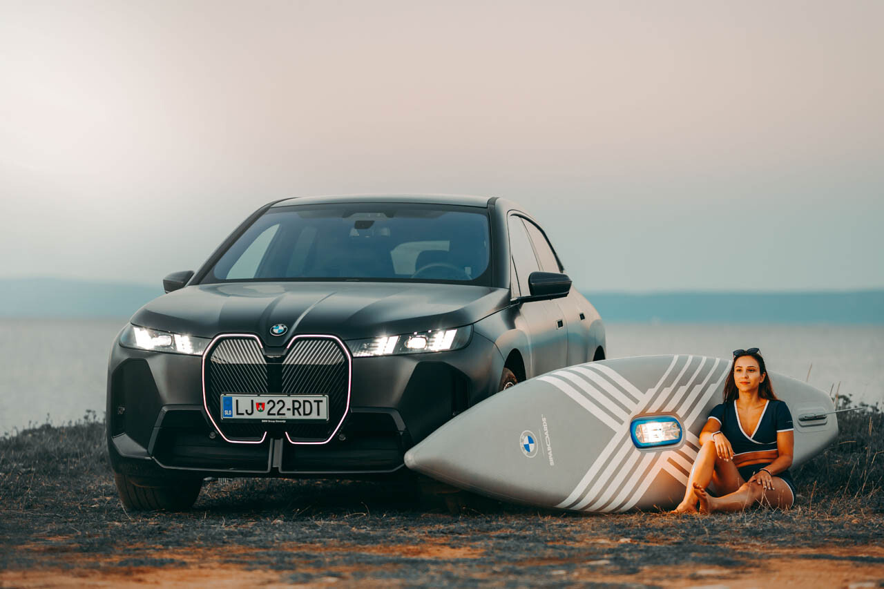 BMW、水上の「ノイエ・クラッセ」を発表。電動化技術を注いだ新型e-SUP、価格は約70万円