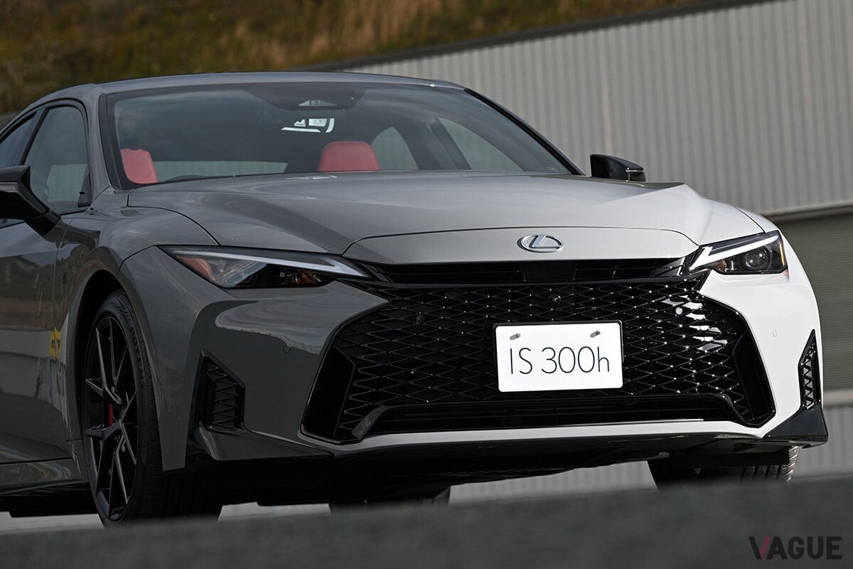 進化したレクサスの“FRスポーツセダン”新型「IS」のディテールとは？ ルックスはよりアグレッシブに！ “パワステ”刷新で実現した“格上の走り”にも注目