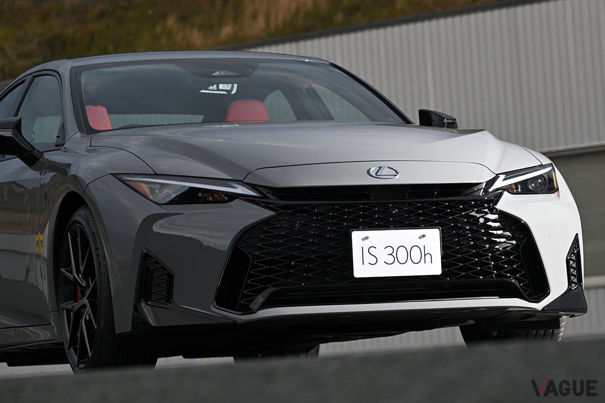 進化したレクサスの“FRスポーツセダン”新型「IS」のディテールとは？ ルックスはよりアグレッシブに！ “パワステ”刷新で実現した“格上の走り”にも注目