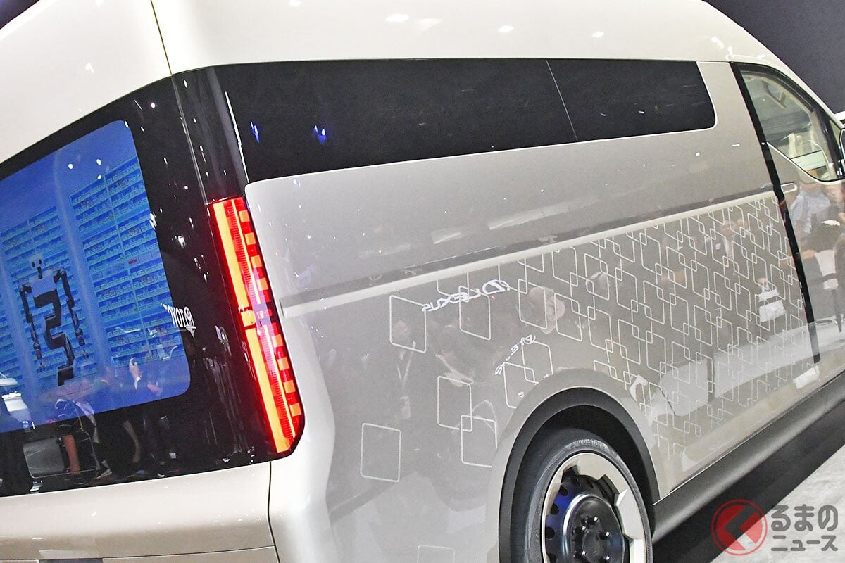 トヨタが新「ハイエース」世界初公開！ 20数年ぶりの「全面刷新」ではシリーズ「4タイプ」のボディも設定？ 「ハイエース“コンセプト”」登場に200系ハイエース“在庫不足”で苦しむ販売店からも「待ちきれない」の声も