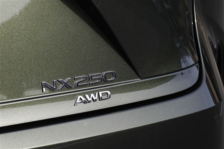 レクサスの主力SUV！ 新型「NX」試乗　4種類も用意されるパワートレーン、どれが推し？