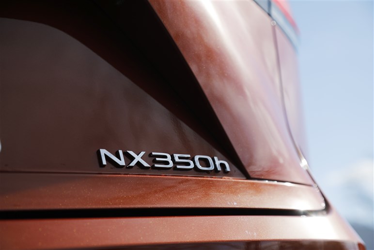 レクサスの主力SUV！ 新型「NX」試乗　4種類も用意されるパワートレーン、どれが推し？