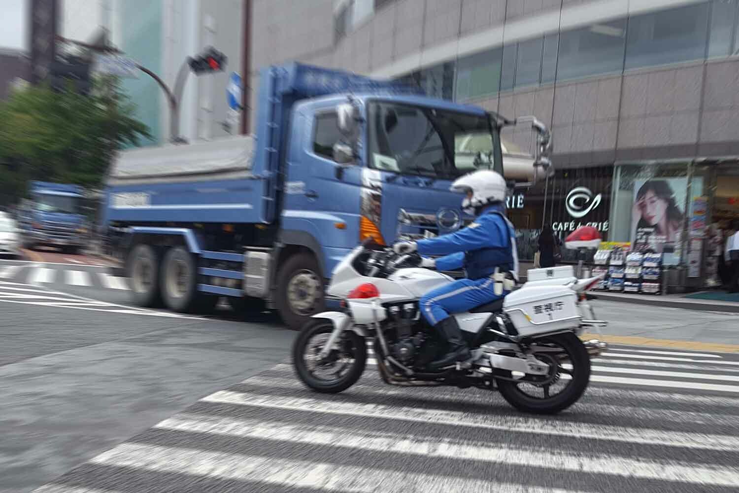 一般道で118km/hって自他共に危険と思えるが……警察車両の緊急走行は「何キロ」出しても合法なのか？