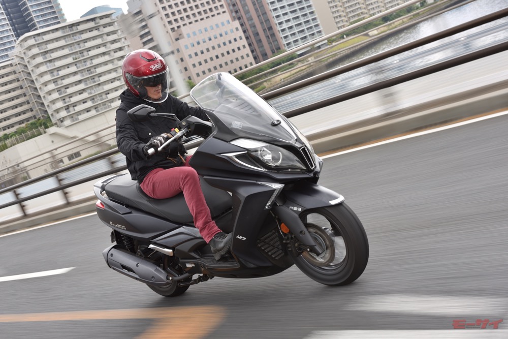 巨大すぎる125cc ビッグスクーターにしか見えない キムコ ダウンタウン125i試乗 モーサイ 自動車情報サイト 新車 中古車 Carview