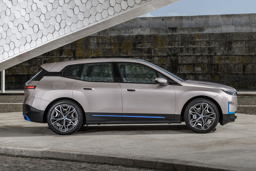 BMWが変わる　新開発のASV電気自動車「iX」の予約注文のオンライン受付開始