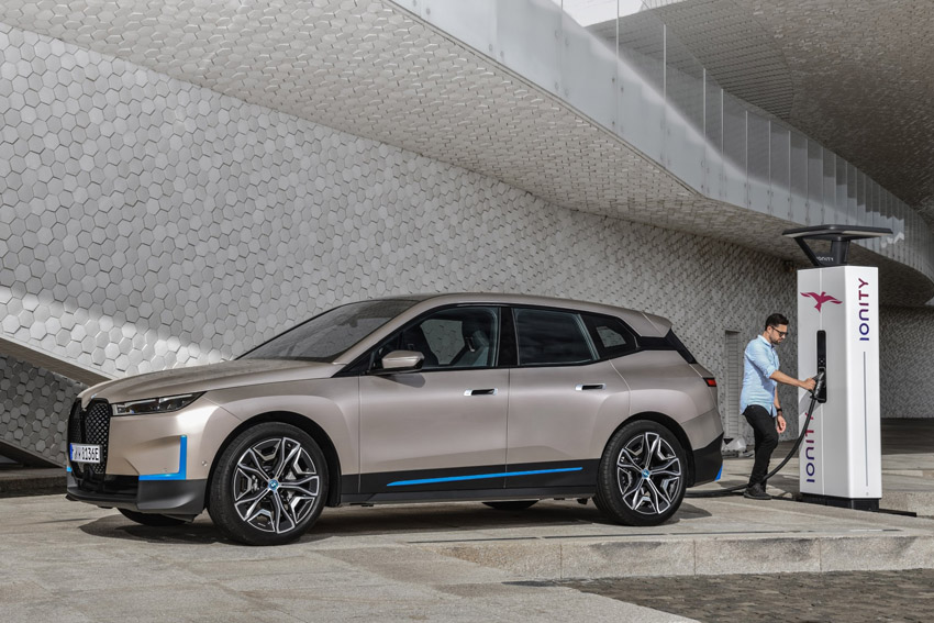 BMWが変わる　新開発のASV電気自動車「iX」の予約注文のオンライン受付開始