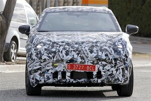 【ついにBEV化】次期日産「ジューク」テスト車をスクープ。デザインは傑作と言われた“初代”のイメージを継承。日本導入はどうなる？