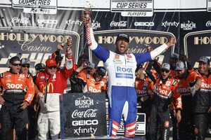 トヨタ・カムリのウォレスが“ノーコーション”の最終ステージを制しキャリア2勝目／NASCAR第28戦