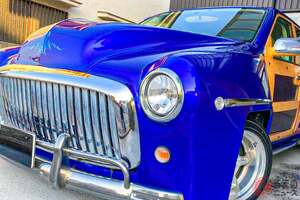 えっ…！ トヨタ「プロボックス」なの!? 超レトロ顔の「商用バン」がスゴイ！ ウッドパネル＆鮮烈ブルーがカッコイイ「カスタムモデル」とは