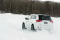 【試乗】雪道ベストなSUV！　モーターの緻密な走り以外の利点も見えたアウトランダーPHEV雪上ドライブ