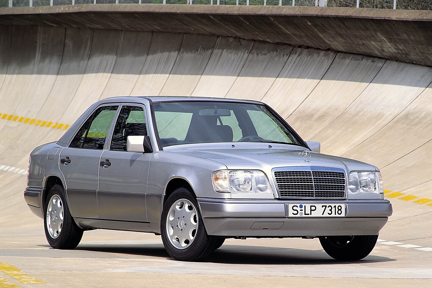 メルセデス・ベンツ初代Eクラス（W124系）、名車伝説はこの1台からはじまった！──【世界の名車・珍車図鑑】Vol.16