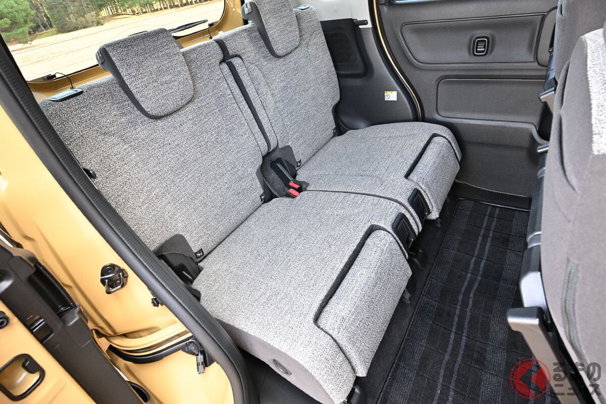 スズキ新型「軽ワゴン」高級車並みの「豪華リアシート」装着！ 広々後席で快適に過ごせる“斬新アイテム”とは？