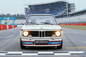 BMW「2002ターボ」が50周年！ 全世界にターボの新時代を巻き起こした名車を振り返ろう