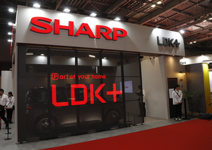 自動車メーカーじゃないからこその目の付け所！　シャープの電気自動車は「停まっているときの価値」をめちゃくちゃ高めるクルマだった【ジャパンモビリティショー2025】