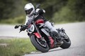 峠道も軽快にスイスイ走るクルーザー!?　V4エンジン搭載のドゥカティ新型「XディアベルV4」とは