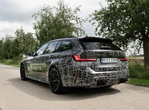 ついに登場するBMW M3のワゴン版。予告画像を分析すると…大型キドニーグリルの採用が明らかに！