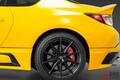 新車約558万円！ トヨタ新「スポーツカー」登場！ ゴツい「4本出しマフラー」×初代オマージュの“鮮烈カラー”がカッコいい！ 「GR86 ゆずエディション」米国仕様とは！