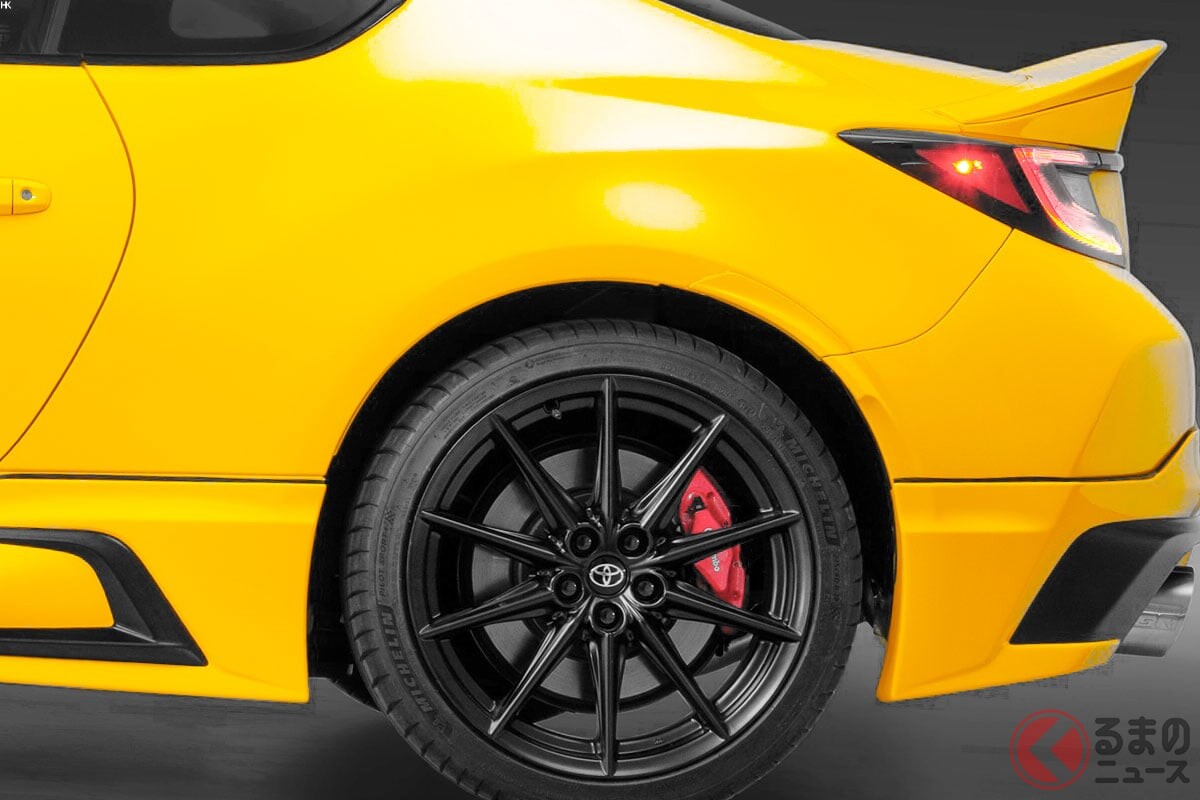 新車約558万円！ トヨタ新「スポーツカー」登場！ ゴツい「4本出しマフラー」×初代オマージュの“鮮烈カラー”がカッコいい！ 「GR86 ゆずエディション」米国仕様とは！