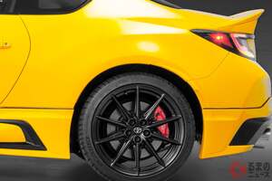 新車約558万円！ トヨタ新「スポーツカー」登場！ ゴツい「4本出しマフラー」×初代オマージュの“鮮烈カラー”がカッコいい！ 「GR86 ゆずエディション」米国仕様とは！