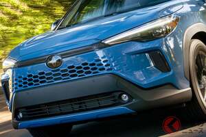 約385万円！ トヨタ新型「コンパクトSUV」に反響多数！ “大刷新”した「大根おろし顔」が斬新との声も！ 「新カローラクロス」米国26年モデルとは？