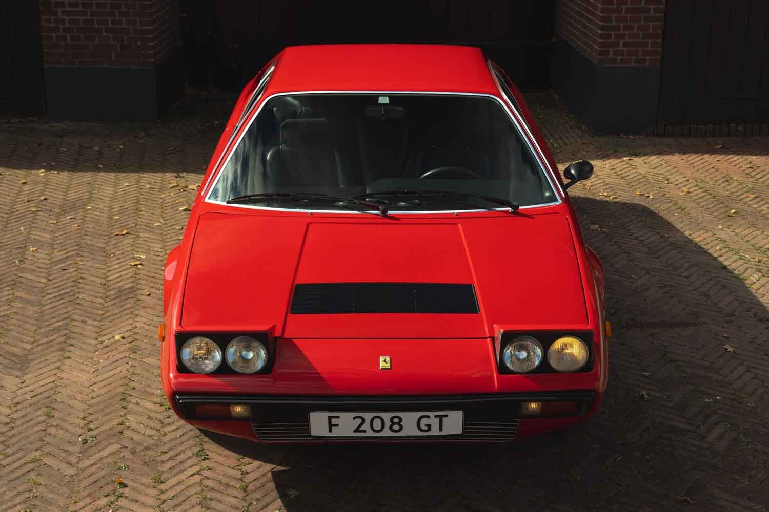 フェラーリが約1030万円で落札！ベルトーネ・デザインの2リットルエンジン「208 GT4」の価値とは