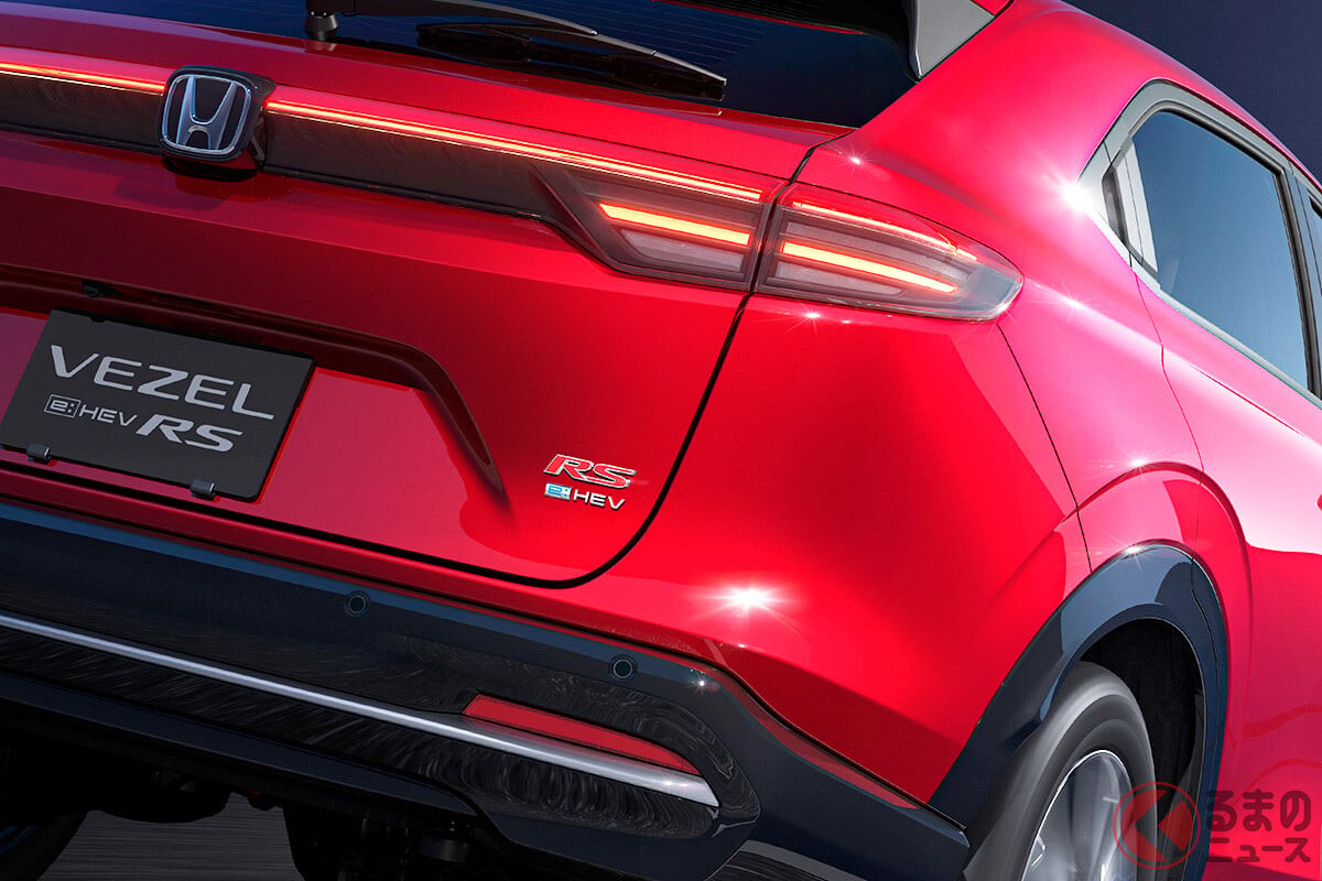 ホンダ「新スポーティSUV」まもなく発売！ 専用レッド内外装×ローダウンサス採用がめちゃいい！ 低い全高で機械式駐車場に入庫可能な「新型ヴェゼルRS」への反響は？