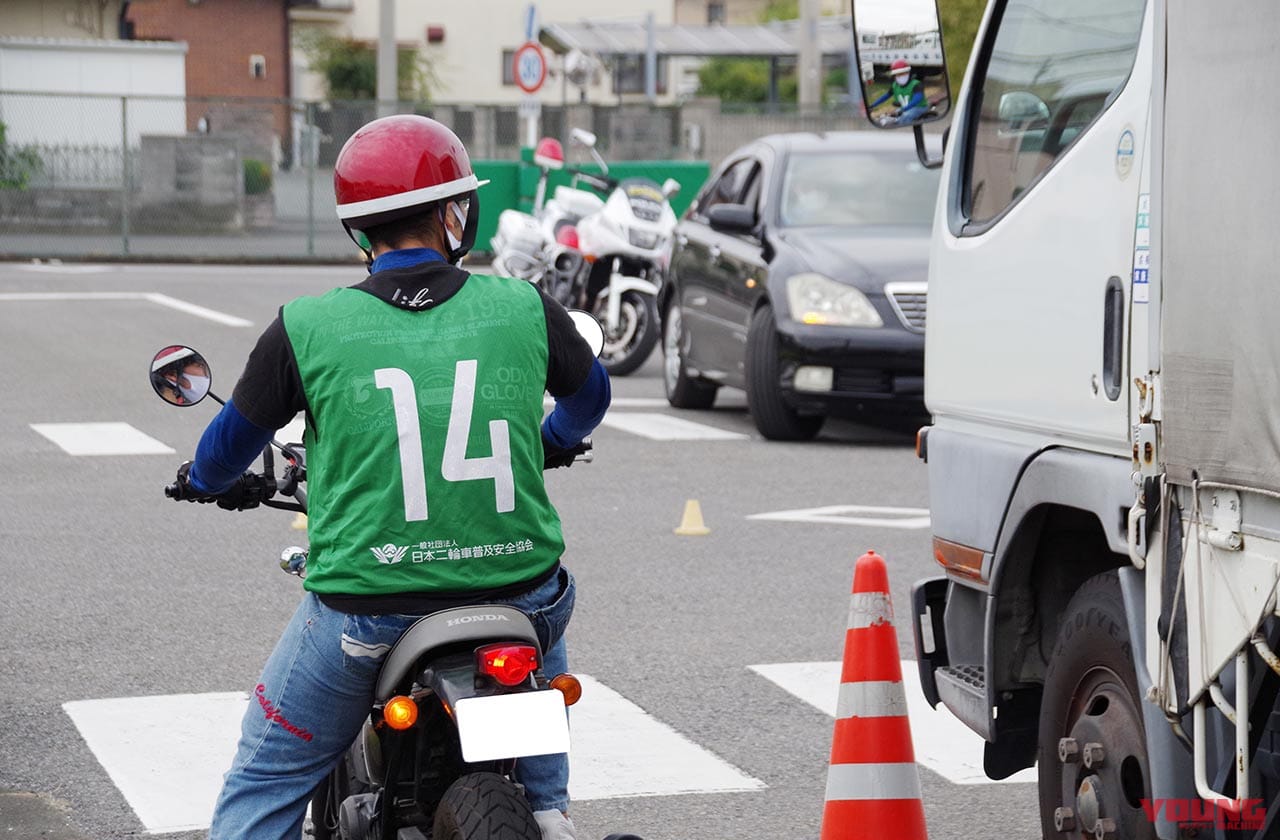 開催が続く埼玉県の高校生向けバイク講習 右直と出合い頭事故の状況をコース上に再現 Webヤングマシン 自動車情報サイト 新車 中古車 Carview