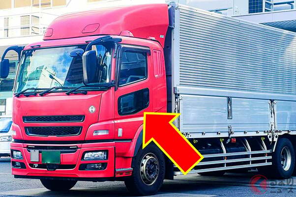 大型トラックに付いている「謎の小窓」何の意味？ 実は大切な場所だった！ 意外な構造とは