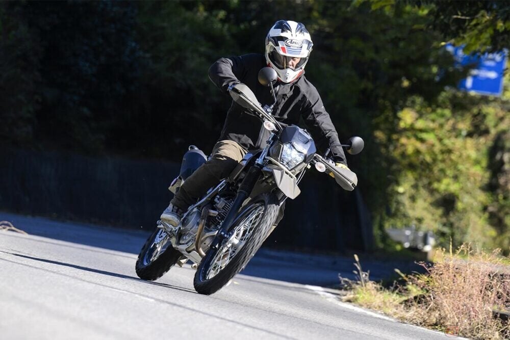 オンもオフも両方得意なバイクのカテゴリがあるって知ってる!? 最近話題の「デュアルパーパス」って一体なに