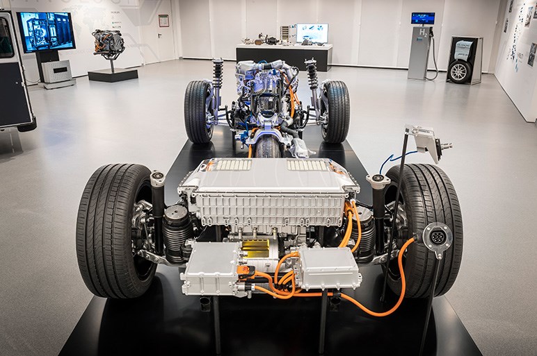 メルセデスの最新燃料電池車はやや複雑なプラグインハイブリッドで登場
