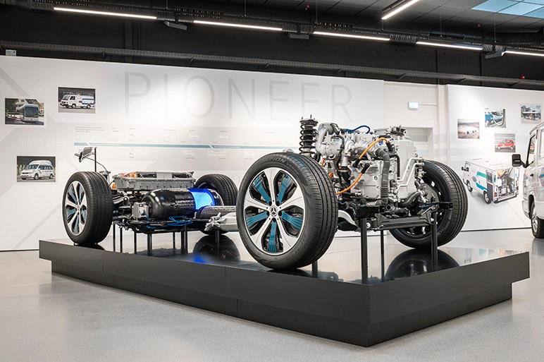 メルセデスの最新燃料電池車はやや複雑なプラグインハイブリッドで登場