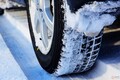 なぜコンビニで冬タイヤを販売？ 降雪時に安心？ 変化する需要に対応か