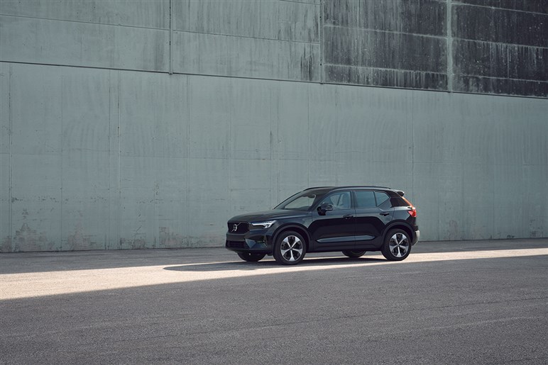 ボルボ「XC40」にお手頃価格の新モデル「エッセンシャルB3」を追加。装備変更でエントリーグレードは50万円引きに