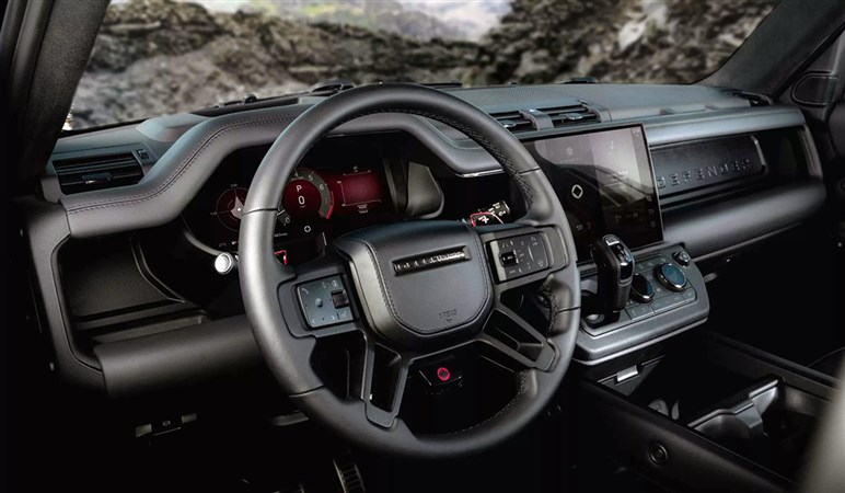 【全身まっくろ】ランドローバー史上最黒？ 「ディフェンダー オクタ」に漆黒仕様「ブラック」登場