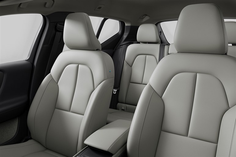 ボルボ「XC40」にお手頃価格の新モデル「エッセンシャルB3」を追加。装備変更でエントリーグレードは50万円引きに