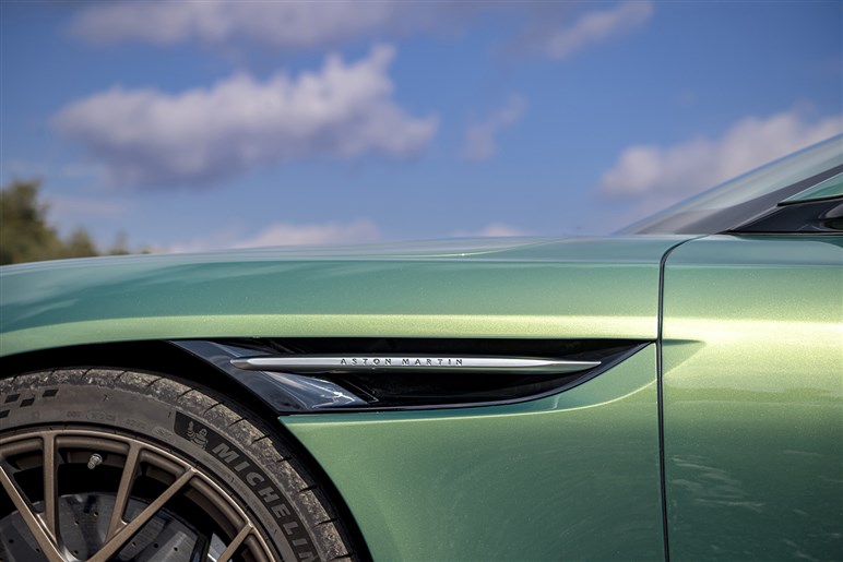 【720馬力超えのモンスター爆誕？】アストンマーティン「DB12」の“Sモデル”がマジで化け物…キミは戦闘機か？