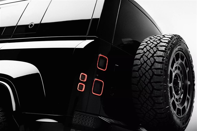 【全身まっくろ】ランドローバー史上最黒？ 「ディフェンダー オクタ」に漆黒仕様「ブラック」登場
