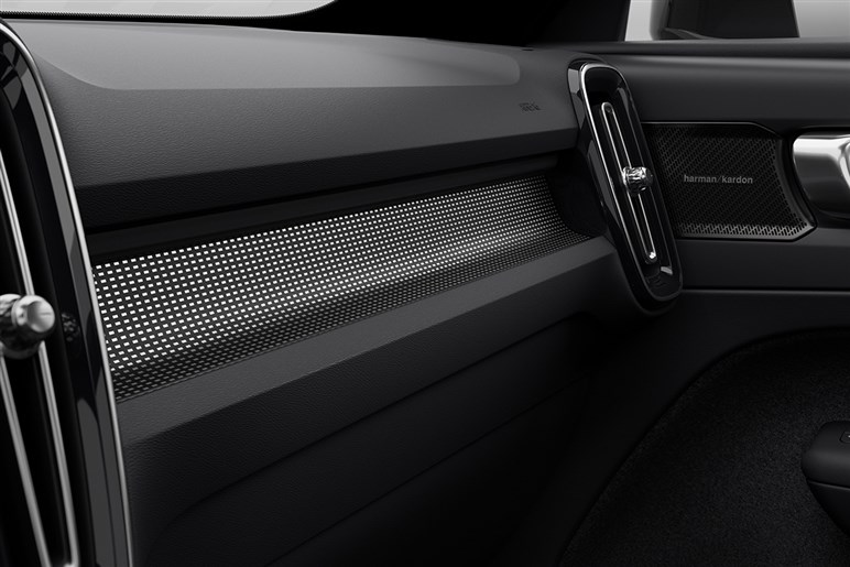 ボルボ「XC40」にお手頃価格の新モデル「エッセンシャルB3」を追加。装備変更でエントリーグレードは50万円引きに