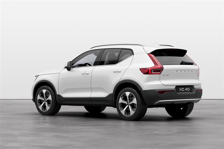 ボルボ「XC40」にお手頃価格の新モデル「エッセンシャルB3」を追加。装備変更でエントリーグレードは50万円引きに