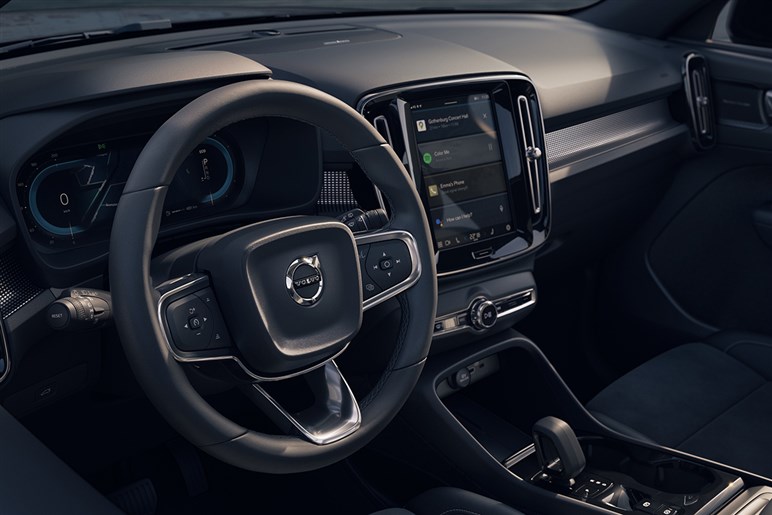 ボルボ「XC40」にお手頃価格の新モデル「エッセンシャルB3」を追加。装備変更でエントリーグレードは50万円引きに