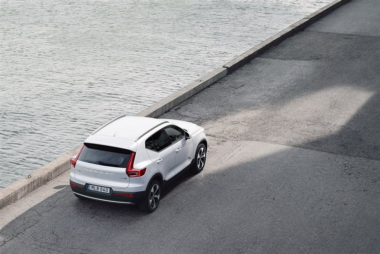 ボルボ「XC40」にお手頃価格の新モデル「エッセンシャルB3」を追加。装備変更でエントリーグレードは50万円引きに