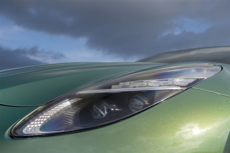【720馬力超えのモンスター爆誕？】アストンマーティン「DB12」の“Sモデル”がマジで化け物…キミは戦闘機か？