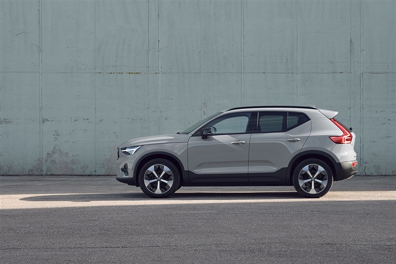 ボルボ「XC40」にお手頃価格の新モデル「エッセンシャルB3」を追加。装備変更でエントリーグレードは50万円引きに