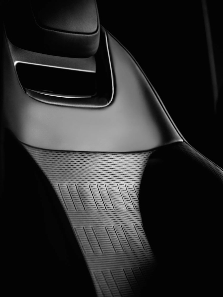 【全身まっくろ】ランドローバー史上最黒？ 「ディフェンダー オクタ」に漆黒仕様「ブラック」登場